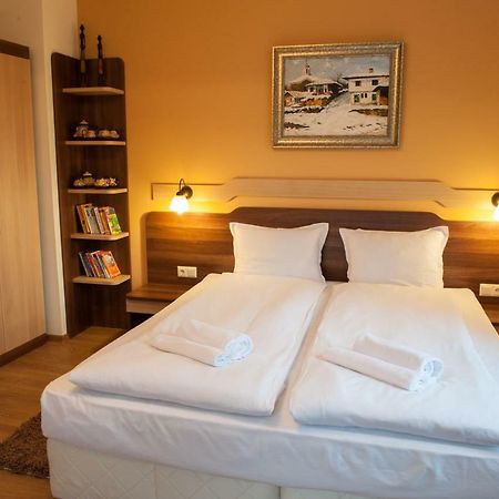 Family Hotel Balkanci Uzana Bagian luar foto