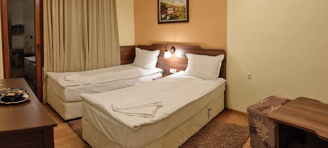 Family Hotel Balkanci Uzana Bagian luar foto