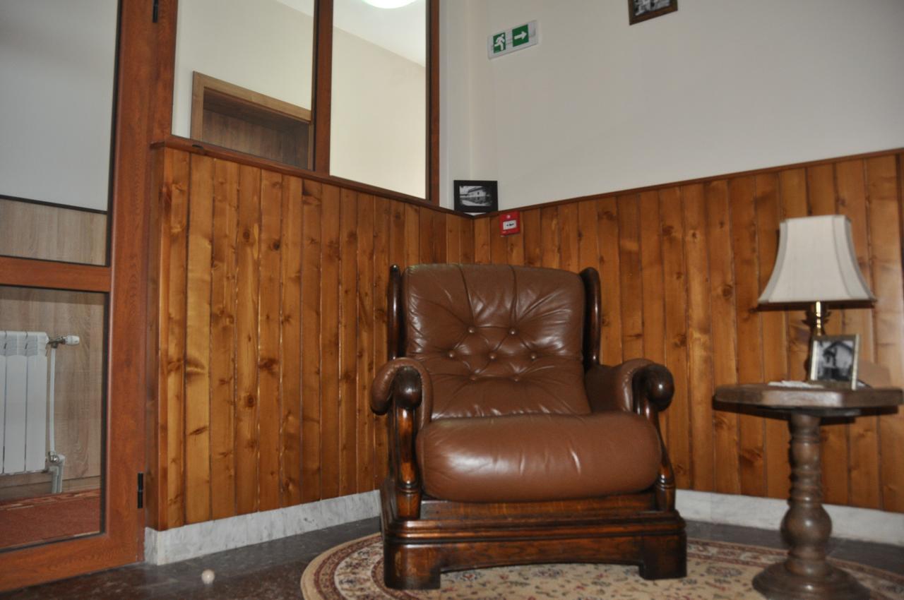 Family Hotel Balkanci Uzana Bagian luar foto